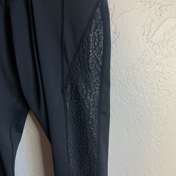 Black ankle zip yoga pants, full length, embossed with leopard print - Picture 5 of 8